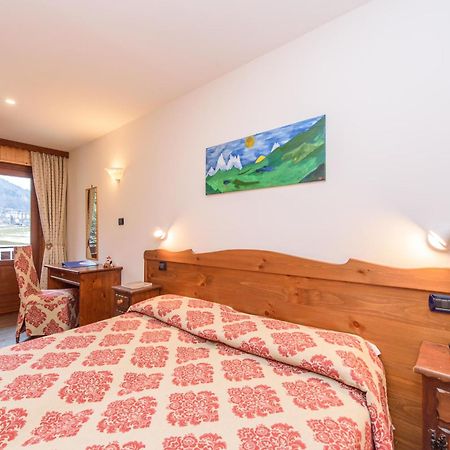 Hotel Des Roses Antey-Saint-André Eksteriør billede