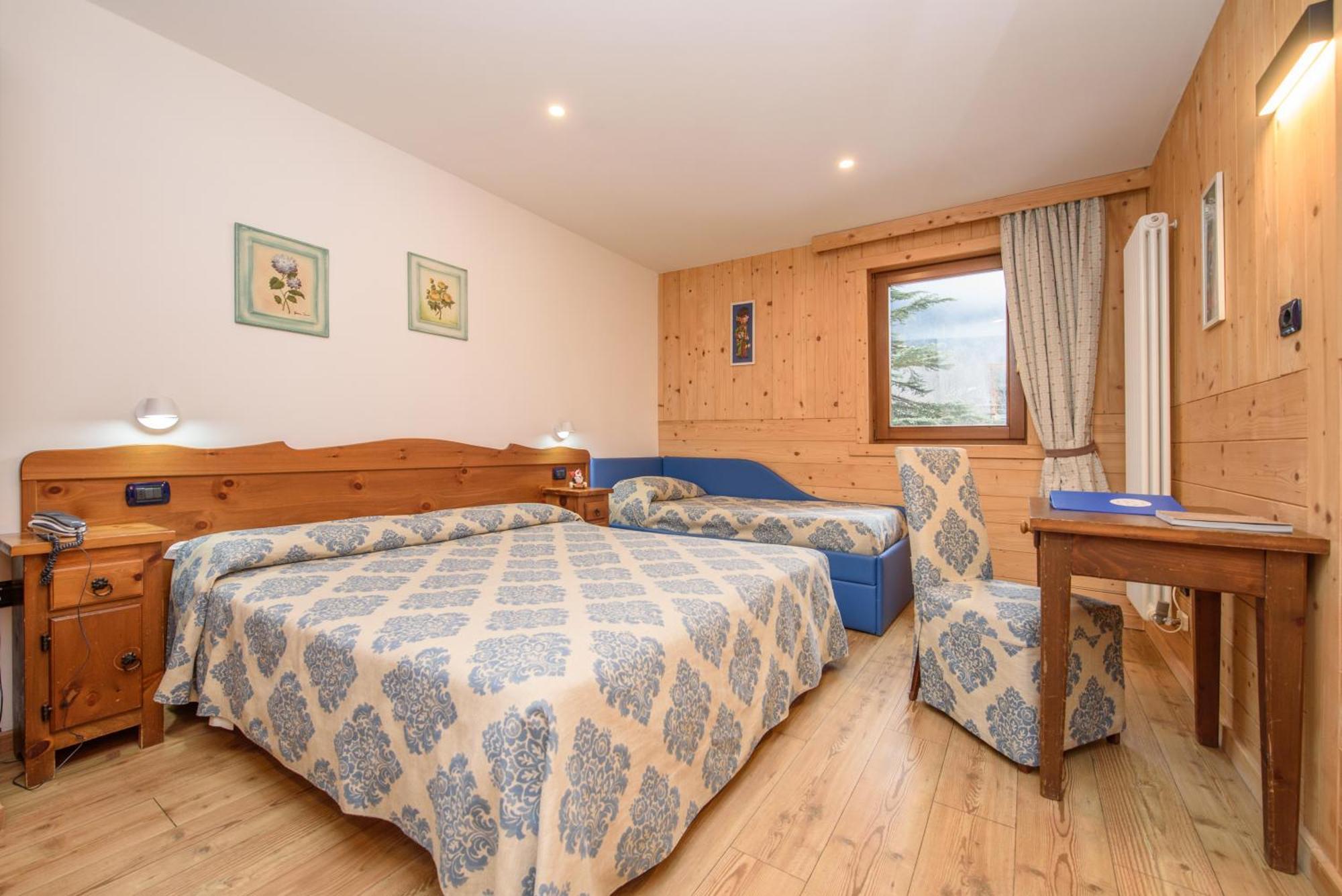 Hotel Des Roses Antey-Saint-André Eksteriør billede