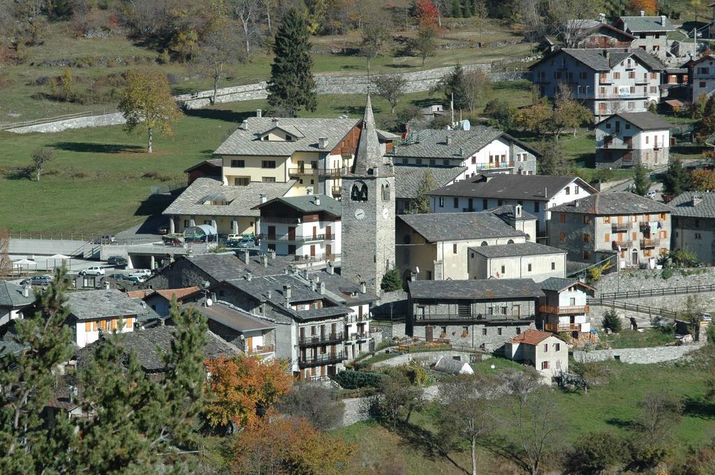 Hotel Des Roses Antey-Saint-André Eksteriør billede