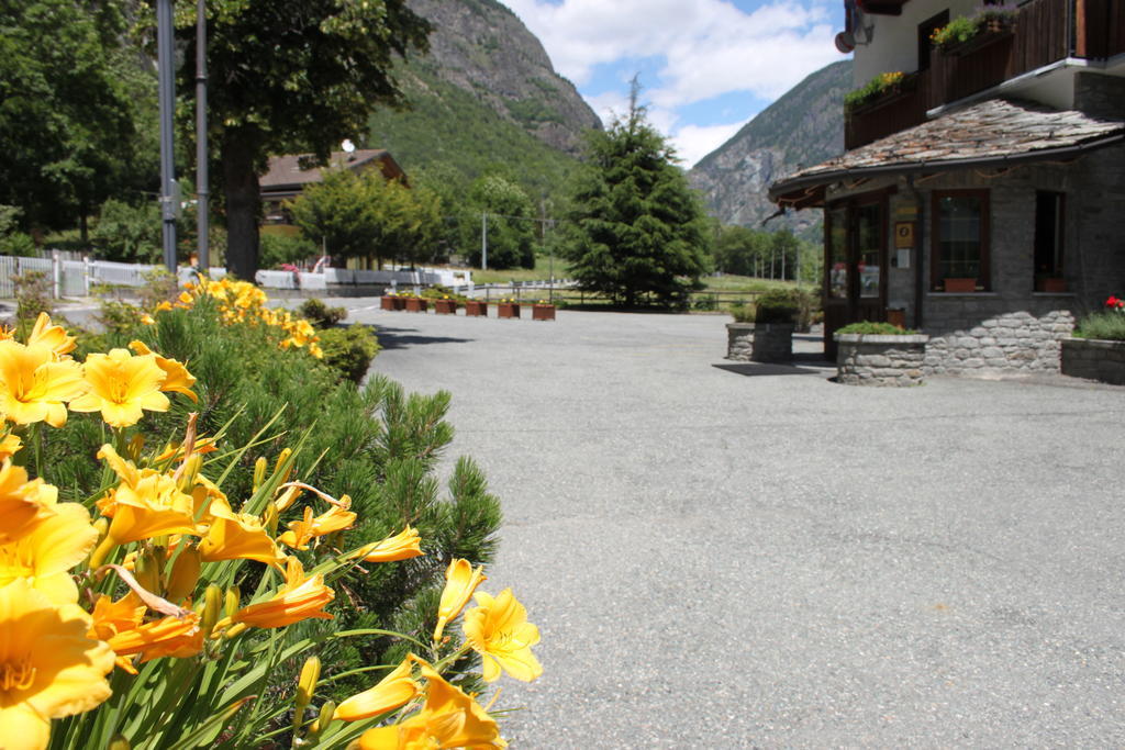 Hotel Des Roses Antey-Saint-André Eksteriør billede