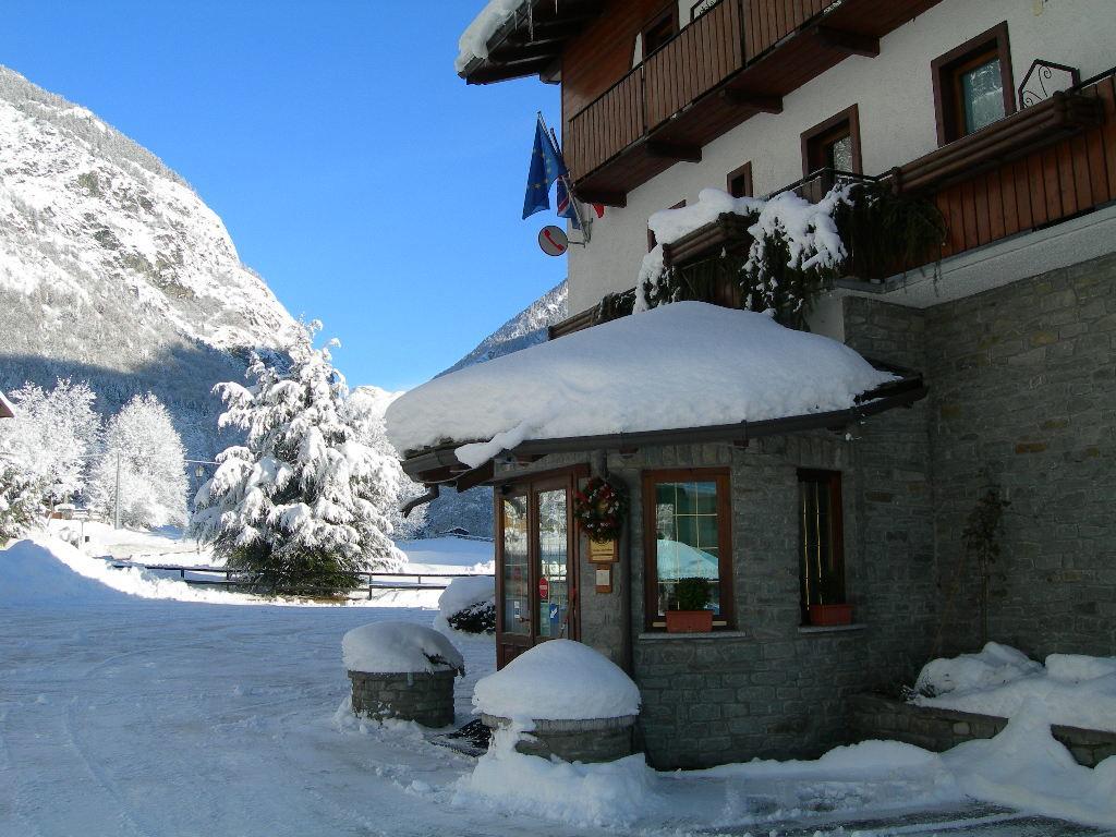 Hotel Des Roses Antey-Saint-André Eksteriør billede